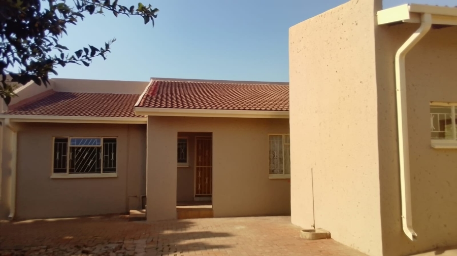 To Let 4 Bedroom Property for Rent in Geelhoutpark North West